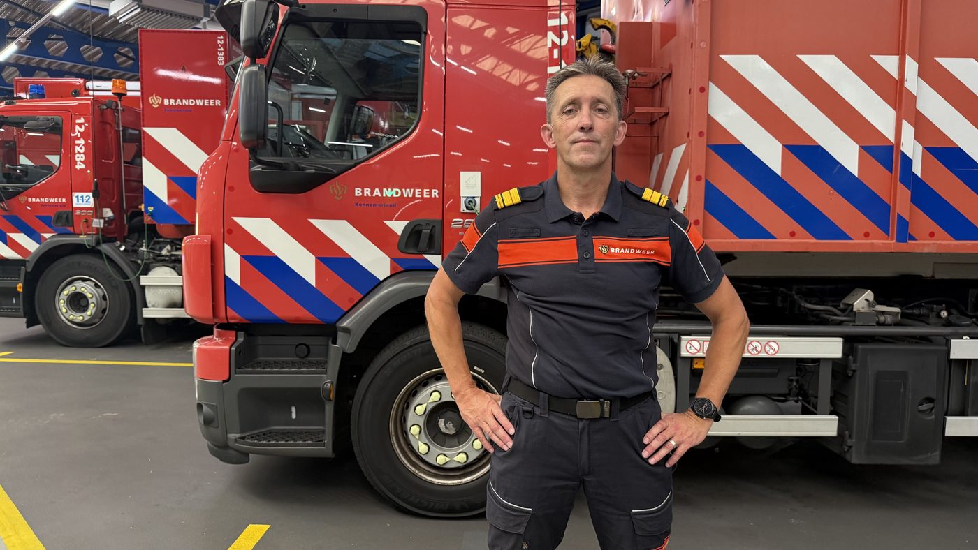 Harm Balk in brandweeruniform voor een brandweerwagen van Veiligheidsregio Kennemerland